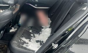 Kawałki lodu i szkła leżące na tylnym siedzeniu w samochodzie.