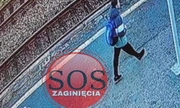 Stopklatka z monitoringu przedstawia dwójkę idących dzieci, na zdjęcie nałożona grafika z napisem kadr z minitoringu Nysa dworzec PKP godz. 15.45. Na środku przezroczyste koło w kolorze czerwonym, w środku którego widnieje napis SOS zaginięcia.