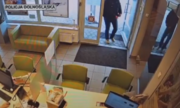 Stopklatka z monitoringu przedstawia mężczyznę wchodzącego do placówki bankowej