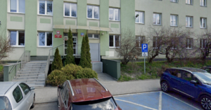 Budynek VIII Komisariatu Policji w Łodzi z windą umożliwiającą wjazd wózków. Przed budynkiem miejsca parkingowe dla niepełnosprawnych