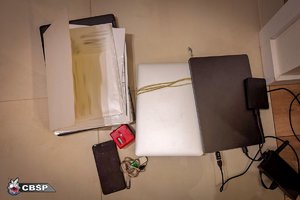 laptop i ró9żne dokumenty leżą na biurku