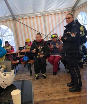 Policjantka w namiocie z narciarzami.