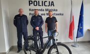 policjanci z obywatelem Niemiec stoją za rowerem