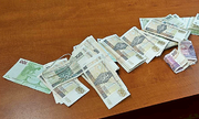 pieniądze zabezpieczone przez policjantów od oszusta