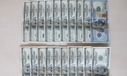 gotówka w banknotach dolarów amerykańskich rozłożona na biurku