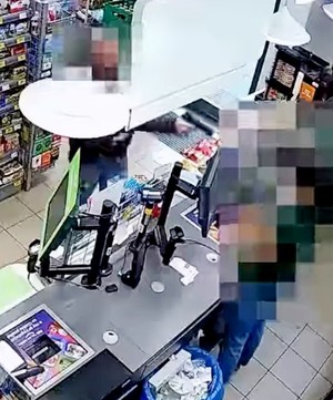 Stopklatka z nagrania monitoringu sklepowego przedstawia moment napadu