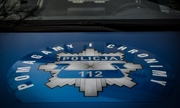 logo Pomagamy i chronimy na masce radiowozu policyjnego
