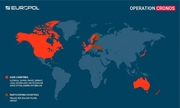 grafika przedstawia mapę świata w odcieniach koloru niebieskiego, na czerwono zaznaczono powierzchnię Francji, Niemiec, Holandii, Szwecji, Australii, Kanady, Japonii, Wielkiej Brytanii, Stanów Zjednoczonych Ameryki Północnej, Szwajcarii, Polski, Nowej Zelandii, Ukrainy i Finlandii, w lewym górnym rogu logo Europol, w prawym górnym rogu napis Operation Cronos