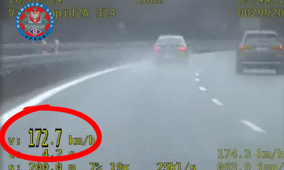 Stopklatka z nagrania wideorejestratora przedstawia jadące droga pojazdy, w lewym dolnym rogu prędkość pojazdy 172,7 km/h zaznaczona na czerwono w elipsie