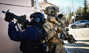 Policyjni kontrterroryści podczas ćwiczeń w kamienicy w centrum Rzeszowa