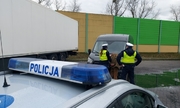 policjanci podczas zatrzymania mężczyzny przy dostawczym busie