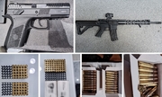 Kolaż czterech zdjęć, na których znajduje się zabezpieczona broń i amunicja