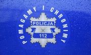 Na niebieskim tle policyjna odznaka a wokół niej napis: Pomagamy i chronimy