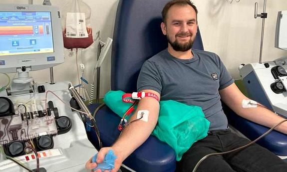 Adrian Smagacz podczas oddawania krwi