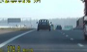 stop klatka z nagrania z wideorejestratora, na którym widać kierowcę jadącego z nadmierną prędkością