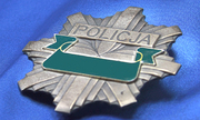 odznaka policyjna na niebieskim tle