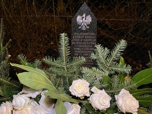 wieńce pod pomnikiem upamiętniającym policjantów CPKP BOA poległych podczas akcji