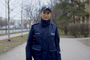 Policjantka w mundurze w czasie obchodu rejonu.