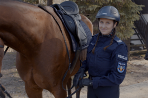 Policjantka przy koniu.