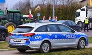 radiowóz policyjny wykorzystywany podczas zabezpieczenia protestów rolników