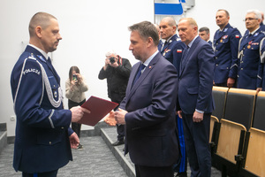 Komendant Główny Policji stoi z Ministrem Spraw Wewnętrznych i Administracji