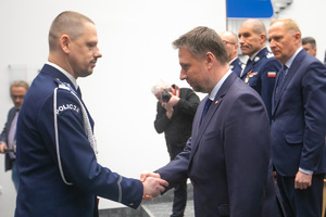 Komendant Główny Policji stoi z Ministrem Spraw Wewnętrznych i Administracji