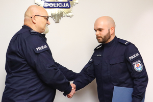 Komendant Wojewódzki Policji podał dłoń policjantowi