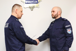 Komendant Główny Policji podał dłoń policjantowi