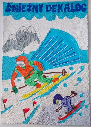Praca plastyczna wykonana metodą wyklejania elementów kolorową włóczką, przedstawia dwóch narciarzy zjeżdżających ze stoku, w centralnej części plakatu umieszczono 7 zasad dekalogu FIS. Na górze strony umieszczono napis Śnieżny Dekalog.