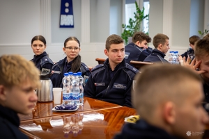 uczniowie klasy policyjnej z wizyta w KGP