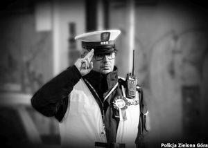policjant salutujący dwoma palcami, zdjęcie czarno-białe