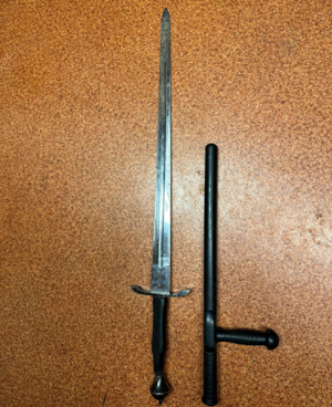 na zdjęciu zabezpieczony miecz i pałka