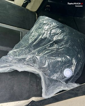 foliowy worek leżący w samochodzie
