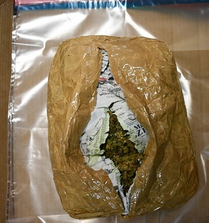 marihuana zapakowana w foliową paczkę