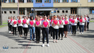 ubrane po cywilnemu pracownice i policjantki KWP w Radomiu, które przyłączyły się do akcji w rękach trzymając czerwone balony w kształcie serduszek