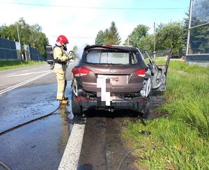 strażak dogasza samochód