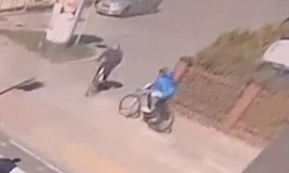 rowerzyści jadą na siebie