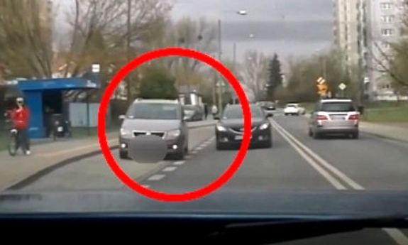 Kierujący volkswagenem popełnia wykroczenie wyprzedzając, wykorzystując zatoczkę autobusową