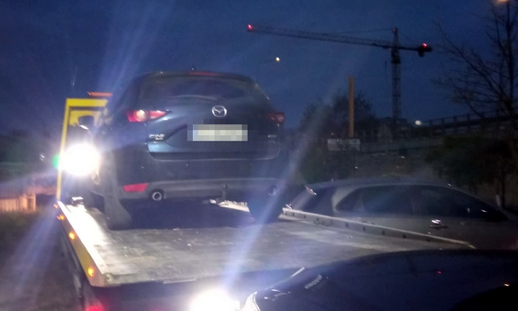 samochód na lawecie