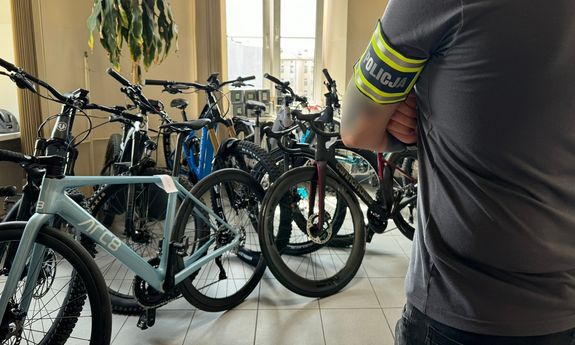 policjant stoi przodem do rowerów