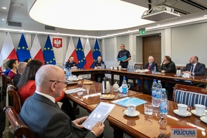 uczestnicy Forum Konsultacyjno-Doradczego w trakcie spotkania z szefem polskiej Policji w Komendzie Głównej Policji