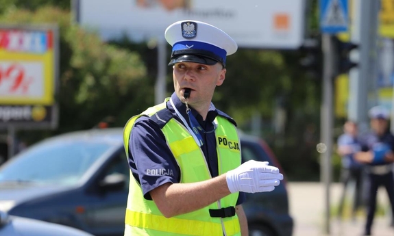 policjant kieruje ruchem podczas konkursu