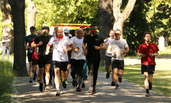 uczestnicy biegu charytatywnego na trasie