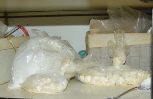 zabezpieczone narkotyki w foliowych torebkach