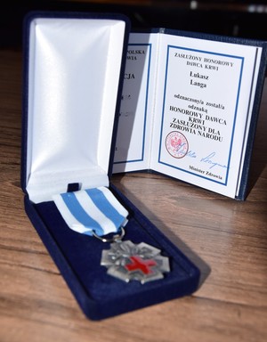 legitymacja i odznaka „Honorowy Dawca Krwi – Zasłużony dla Zdrowia Narodu&quot;