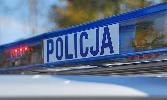 Napis Policja na bele na dachu radiowozu