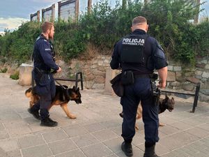 przewodnicy policji ze swoimi psami