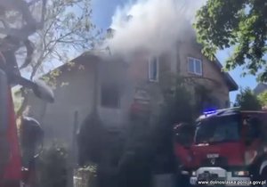 pożar w budynku - dym wydobywający się przez okna