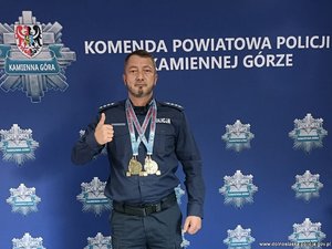 sp. szt. Roch Szumarowski-Plewa z medalami na szyi