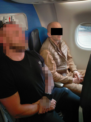 zatrzymany siedzi w samolocie obok funkcjonariusza